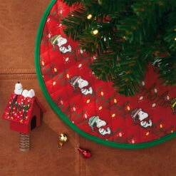 Hallmark Mini The Peanuts® Gang Snoopy Christmas Tree Topper And Tree Skirt, Set Of 2 -Lovely Souvenir Store Peanuts Snoopy Mini Keepsake Tree Skirt and Topper 2599QSB6249 02